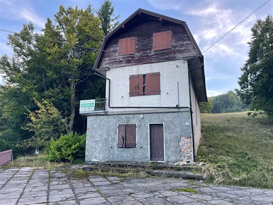 Immagine 1 di Stabile in vendita  in strada casagalvana a Tizzano Val Parma