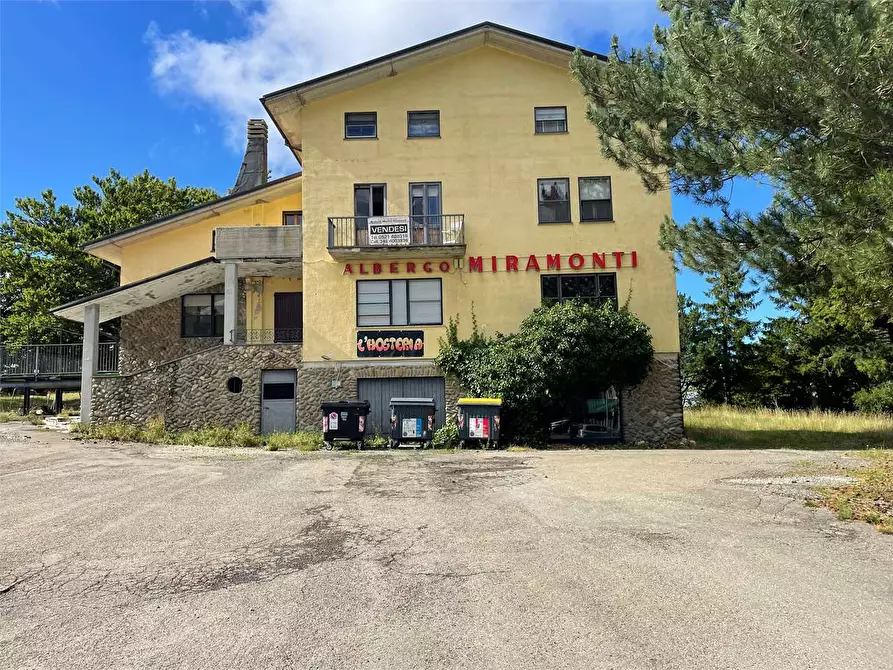 Immagine 3 di Stabile in vendita  in piazzale bocchi noé 5 a Tizzano Val Parma