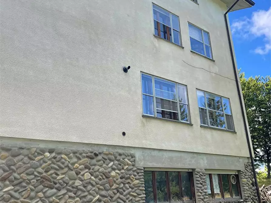 Immagine 5 di Stabile in vendita  in piazzale bocchi noé 5 a Tizzano Val Parma