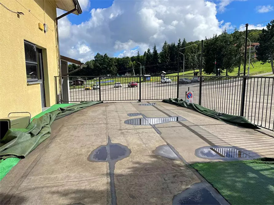 Immagine 11 di Stabile in vendita  in piazzale bocchi noé 5 a Tizzano Val Parma