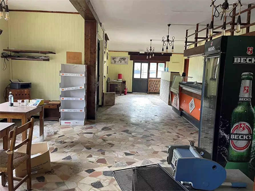 Immagine 16 di Stabile in vendita  in piazzale bocchi noé 5 a Tizzano Val Parma