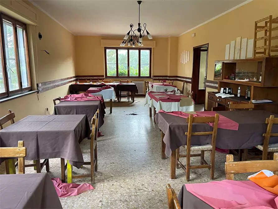 Immagine 18 di Stabile in vendita  in piazzale bocchi noé 5 a Tizzano Val Parma