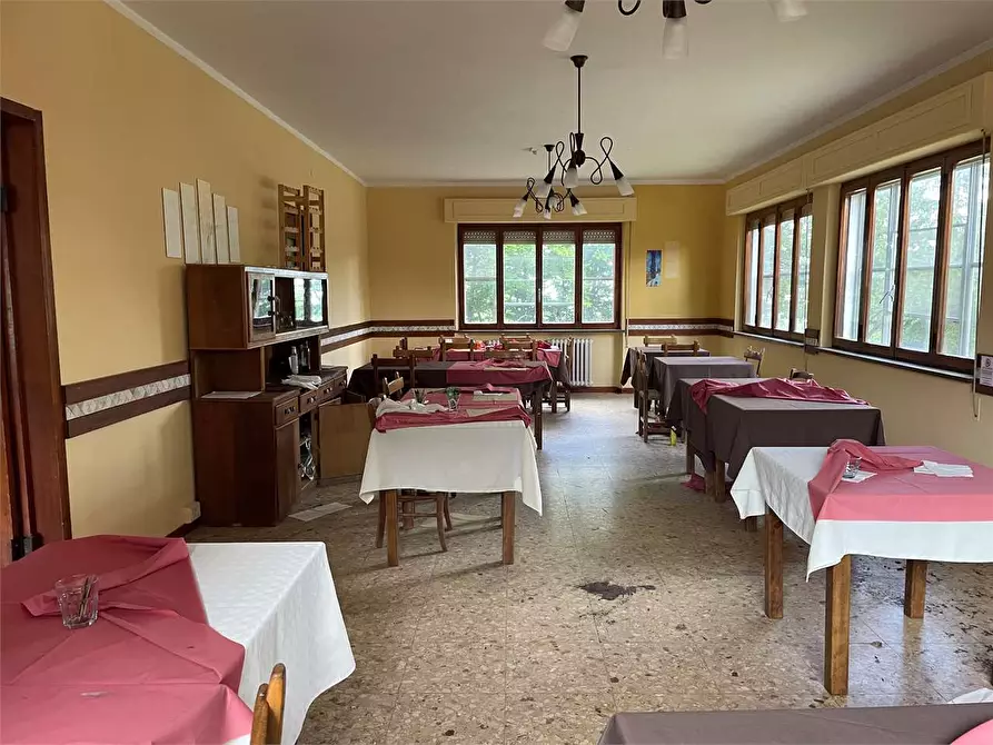 Immagine 19 di Stabile in vendita  in piazzale bocchi noé 5 a Tizzano Val Parma