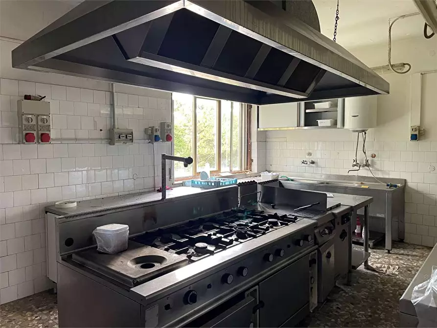 Immagine 21 di Stabile in vendita  in piazzale bocchi noé 5 a Tizzano Val Parma