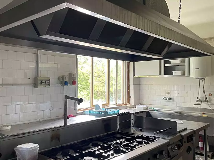 Immagine 23 di Stabile in vendita  in piazzale bocchi noé 5 a Tizzano Val Parma