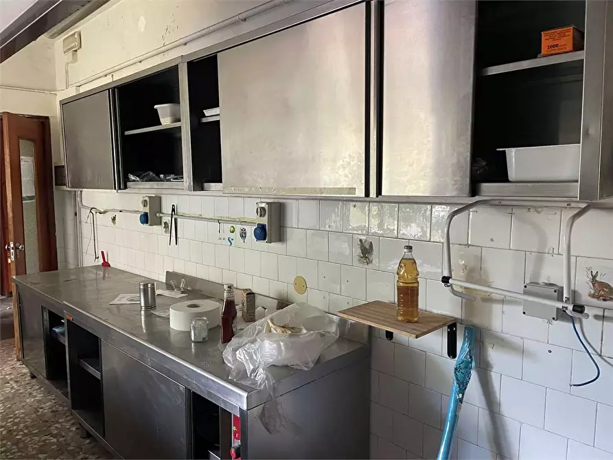 Immagine 24 di Stabile in vendita  in piazzale bocchi noé 5 a Tizzano Val Parma