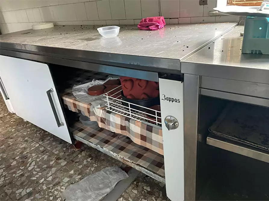 Immagine 29 di Stabile in vendita  in piazzale bocchi noé 5 a Tizzano Val Parma