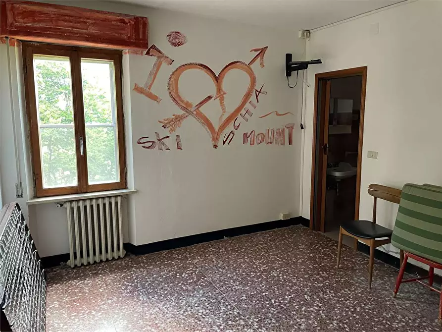 Immagine 34 di Stabile in vendita  in piazzale bocchi noé 5 a Tizzano Val Parma