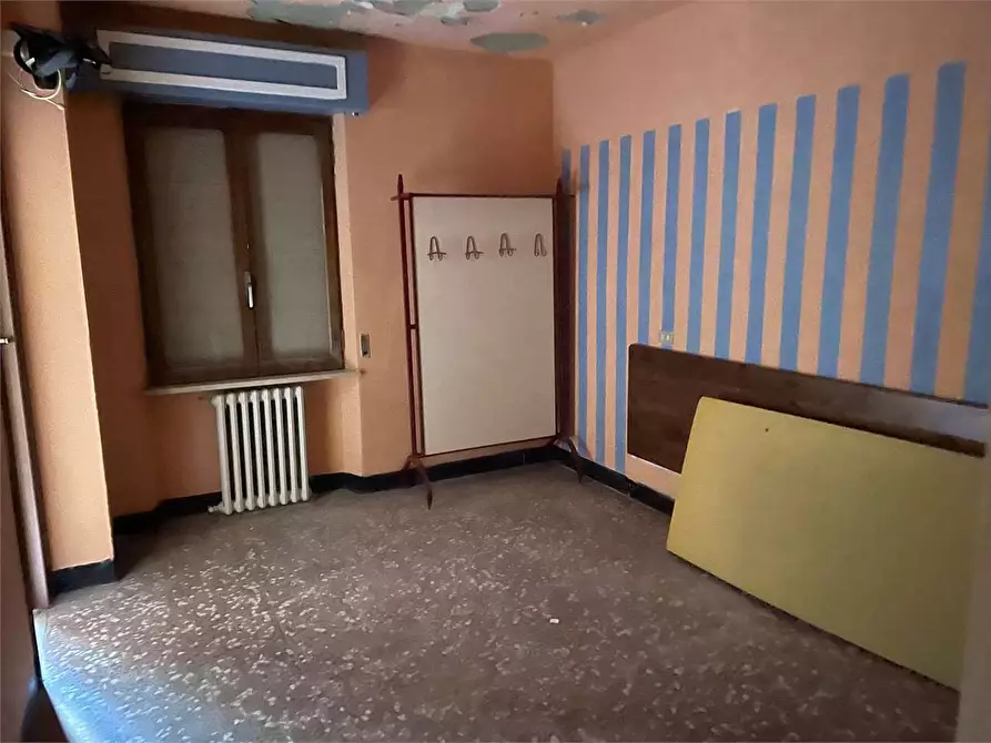 Immagine 44 di Stabile in vendita  in piazzale bocchi noé 5 a Tizzano Val Parma