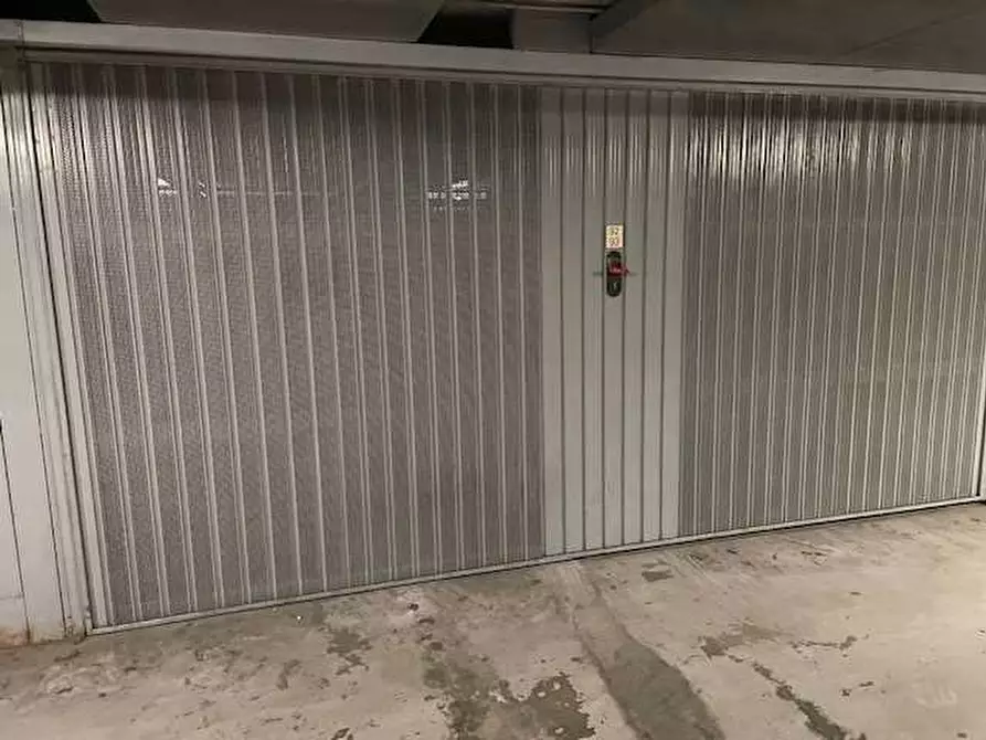 Immagine 2 di Garage in vendita  in parcheggio toschi a Parma