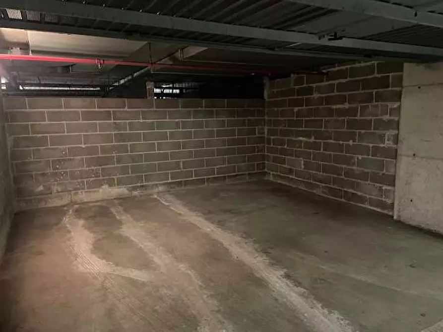 Immagine 3 di Garage in vendita  in parcheggio toschi a Parma