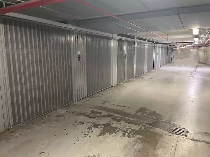 Immagine 1 di Garage in vendita  in parcheggio toschi a Parma