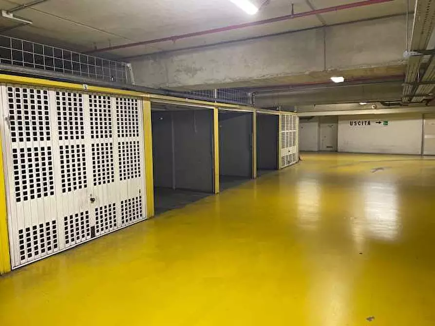 Immagine 3 di Garage in vendita  in VIA EMILIO CASA 12 a Parma
