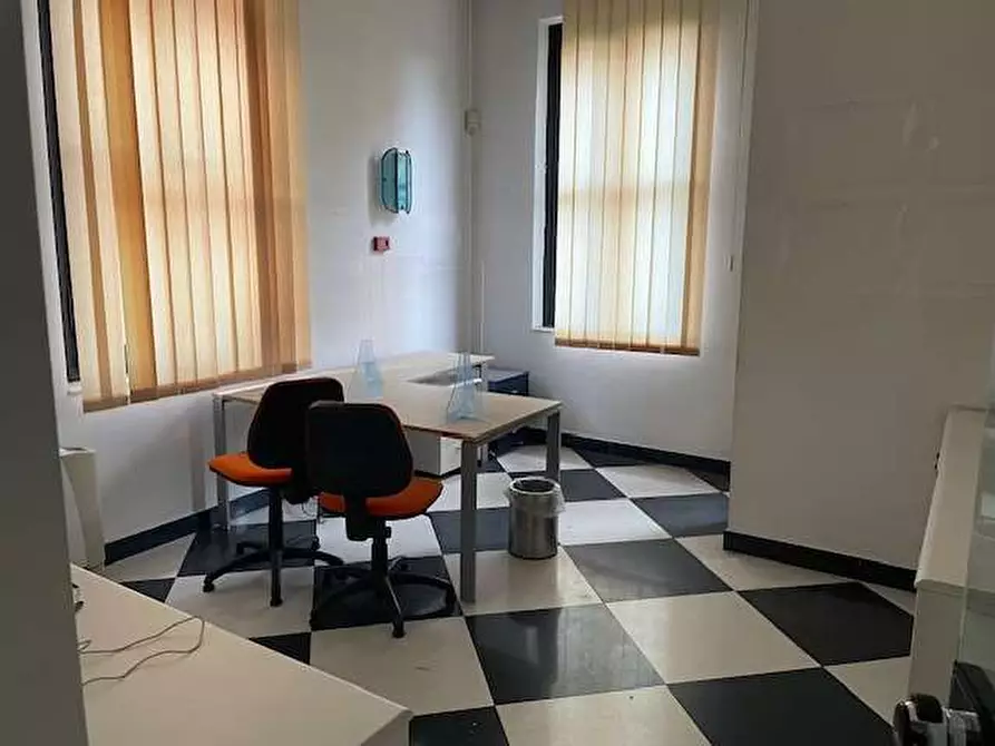 Immagine 19 di Stabile in vendita  in via san leonardo 4 a Parma