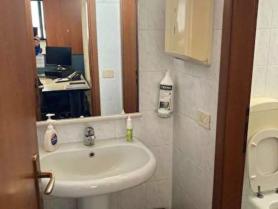 Immagine 10 di Ufficio in affitto  in Via Edison Volta 25 a Parma