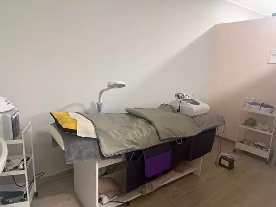 Immagine 6 di Negozio in affitto  in VIA SOLARI a Parma