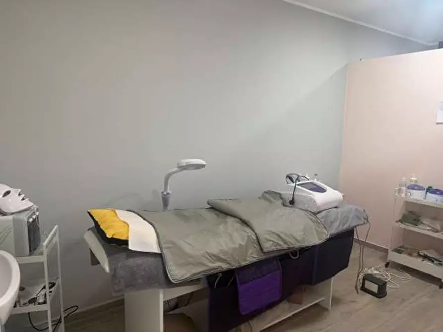 Immagine 7 di Negozio in affitto  in VIA SOLARI a Parma