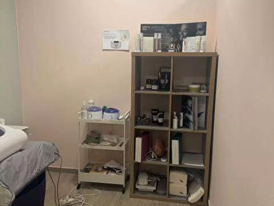 Immagine 8 di Negozio in affitto  in VIA SOLARI a Parma