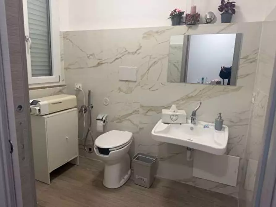 Immagine 12 di Negozio in affitto  in VIA SOLARI a Parma