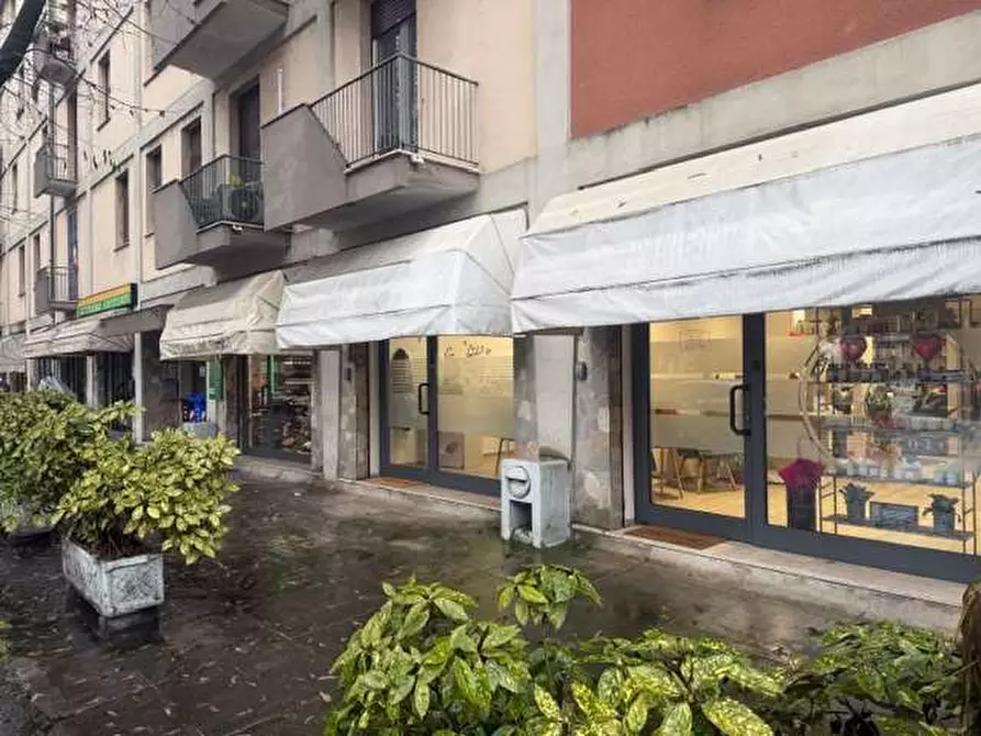 Immagine 1 di Negozio in affitto  in VIA SOLARI a Parma