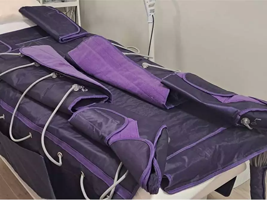 Immagine 14 di Negozio in affitto  in VIA SOLARI a Parma