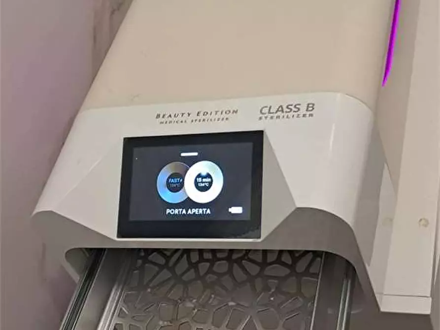 Immagine 19 di Negozio in affitto  in VIA SOLARI a Parma