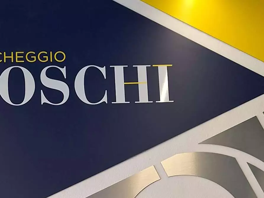 Immagine 1 di Garage in vendita  in parcheggio toschi a Parma