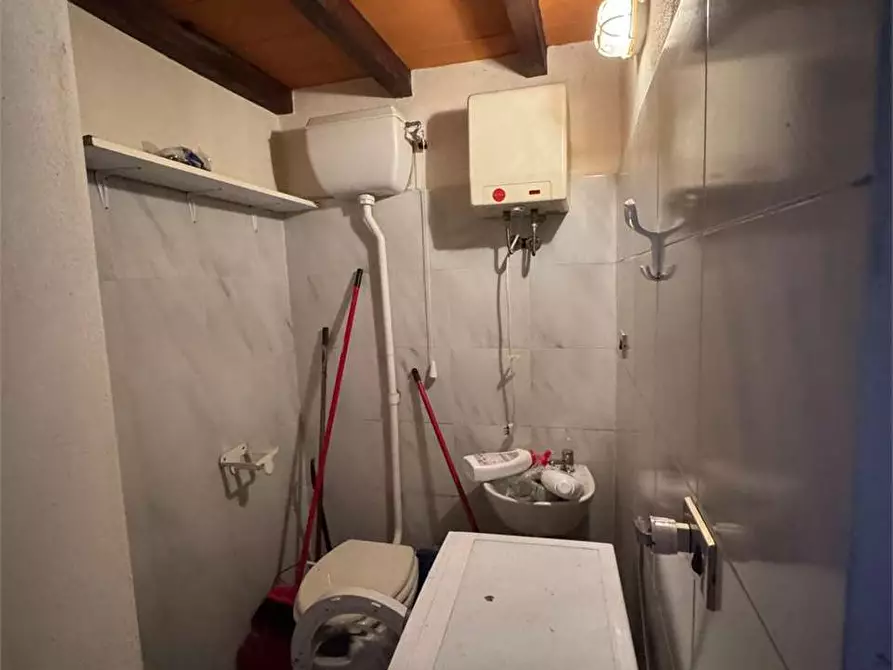 Immagine 4 di Negozio in vendita  in borgo regale 16 a Parma