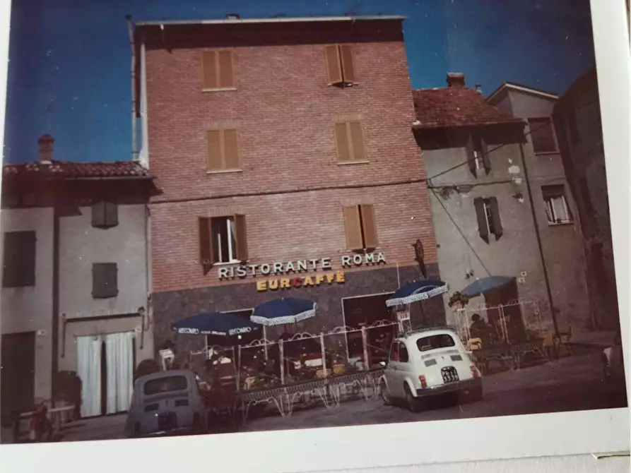 Immagine 1 di Stabile in vendita  in piazza roma a Tizzano Val Parma