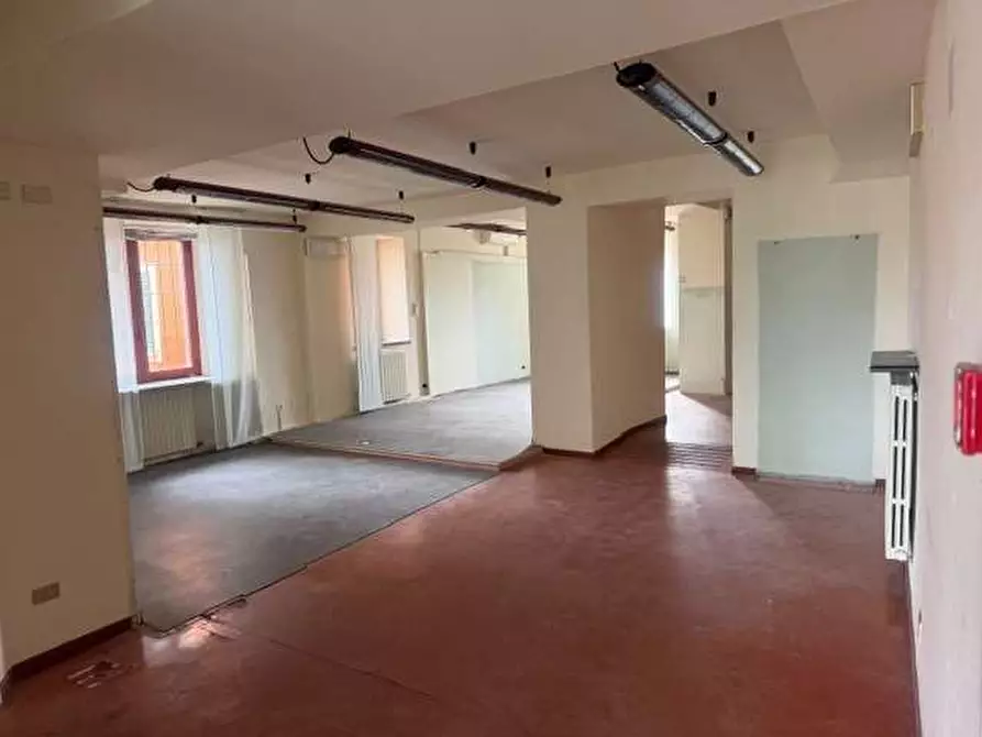 Immagine 3 di Stabile in vendita  in piazza roma a Tizzano Val Parma