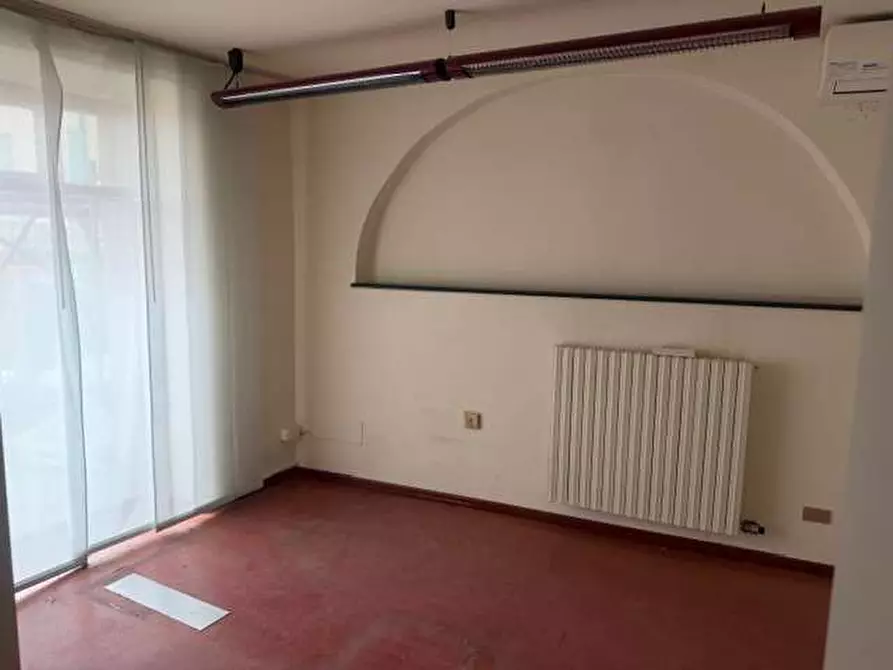 Immagine 4 di Stabile in vendita  in piazza roma a Tizzano Val Parma