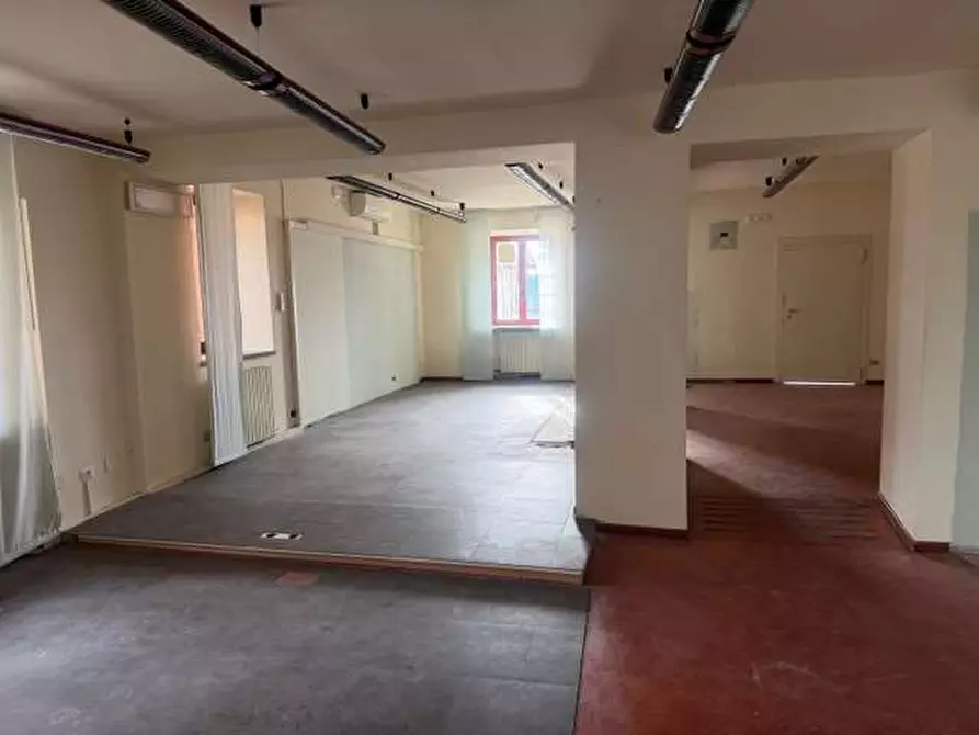 Immagine 5 di Stabile in vendita  in piazza roma a Tizzano Val Parma