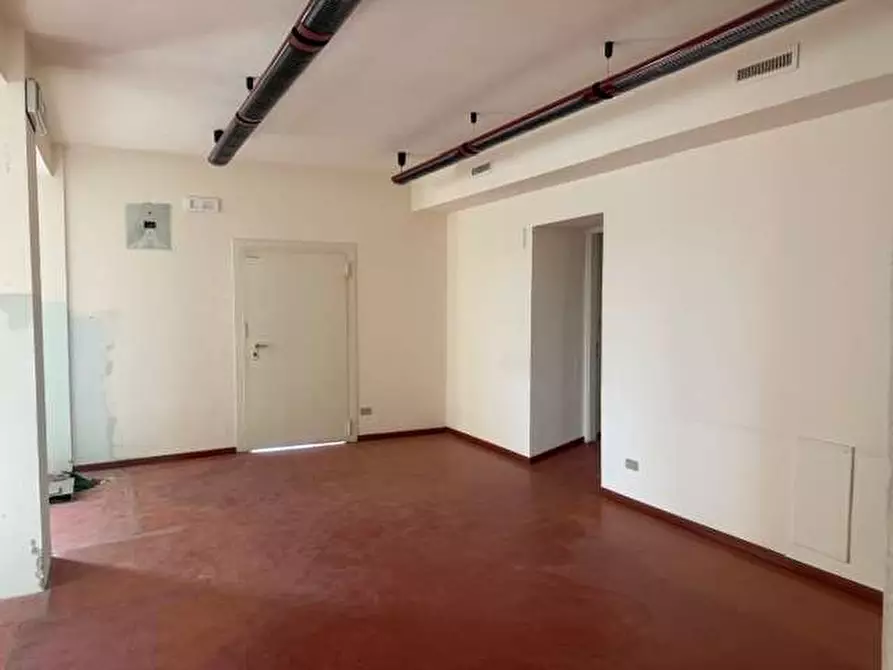 Immagine 6 di Stabile in vendita  in piazza roma a Tizzano Val Parma