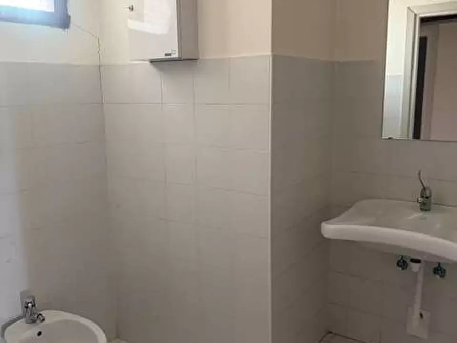 Immagine 10 di Stabile in vendita  in piazza roma a Tizzano Val Parma