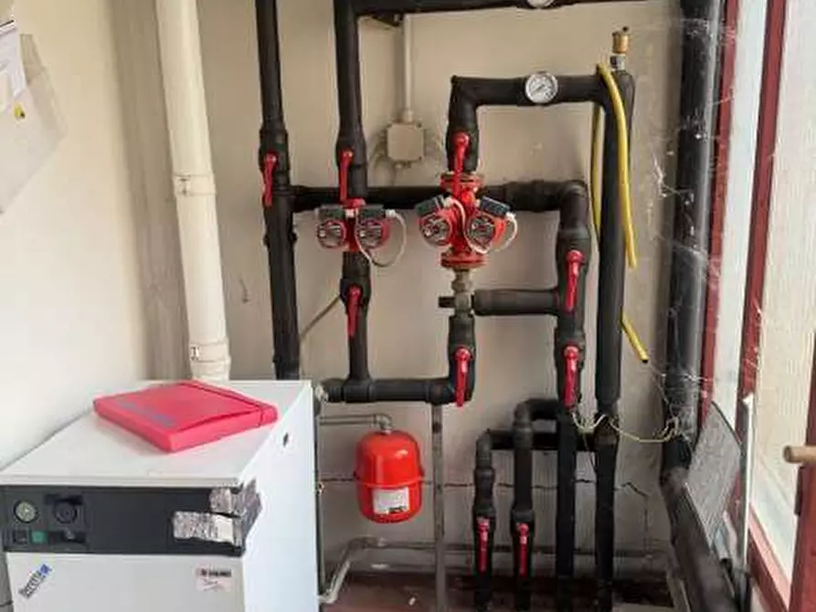 Immagine 11 di Stabile in vendita  in piazza roma a Tizzano Val Parma