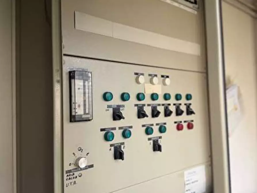 Immagine 12 di Stabile in vendita  in piazza roma a Tizzano Val Parma