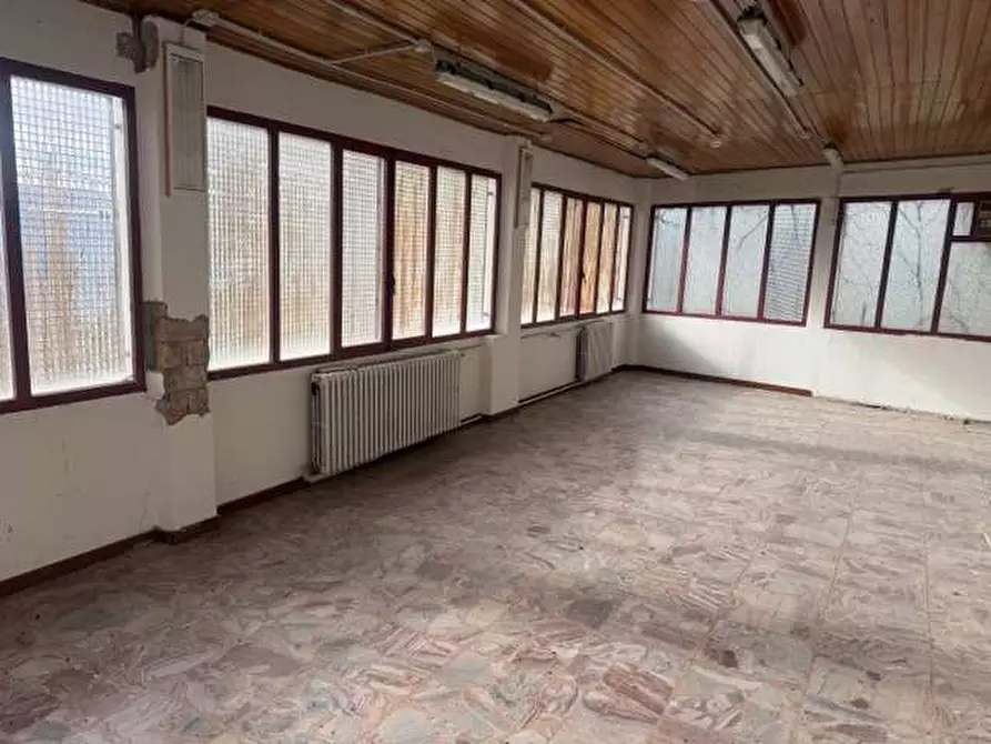 Immagine 8 di Stabile in vendita  in piazza roma a Tizzano Val Parma