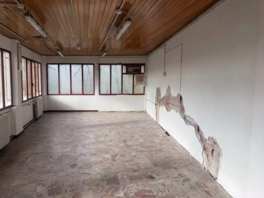 Immagine 9 di Stabile in vendita  in piazza roma a Tizzano Val Parma