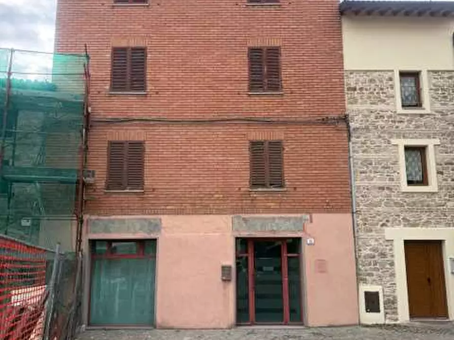 Immagine 2 di Stabile in vendita  in piazza roma a Tizzano Val Parma