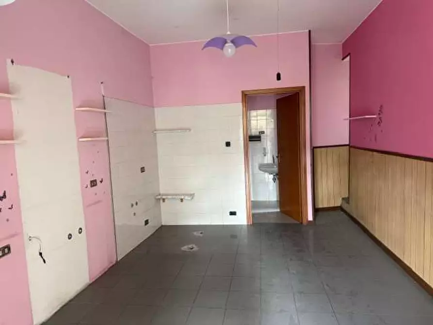 Immagine 15 di Stabile in vendita  in piazza roma a Tizzano Val Parma