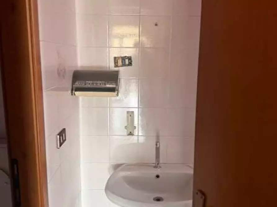 Immagine 17 di Stabile in vendita  in piazza roma a Tizzano Val Parma