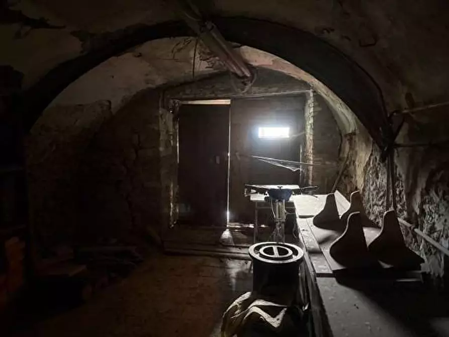 Immagine 21 di Stabile in vendita  in piazza roma a Tizzano Val Parma