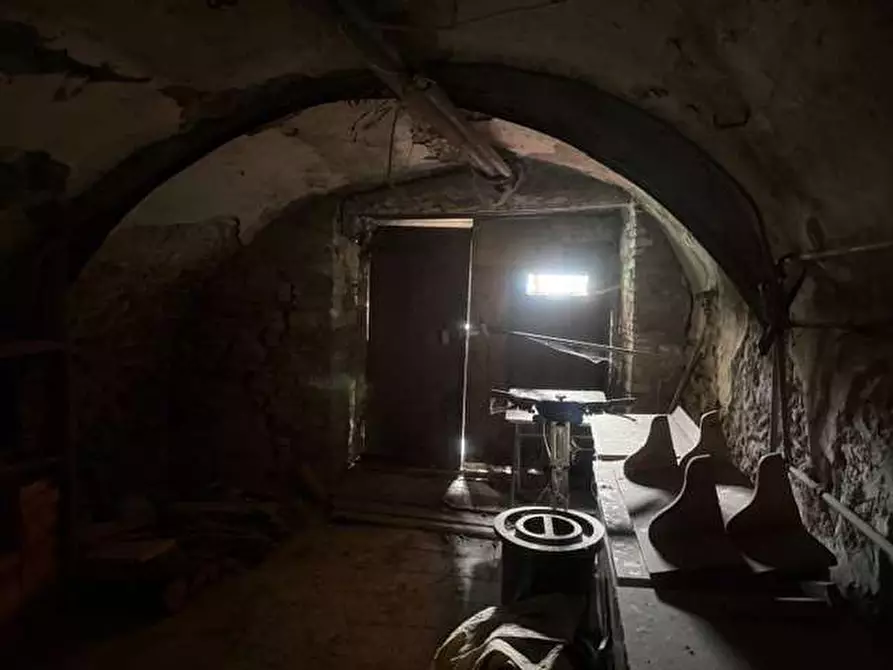 Immagine 22 di Stabile in vendita  in piazza roma a Tizzano Val Parma