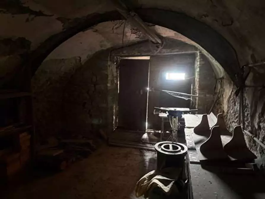 Immagine 23 di Stabile in vendita  in piazza roma a Tizzano Val Parma