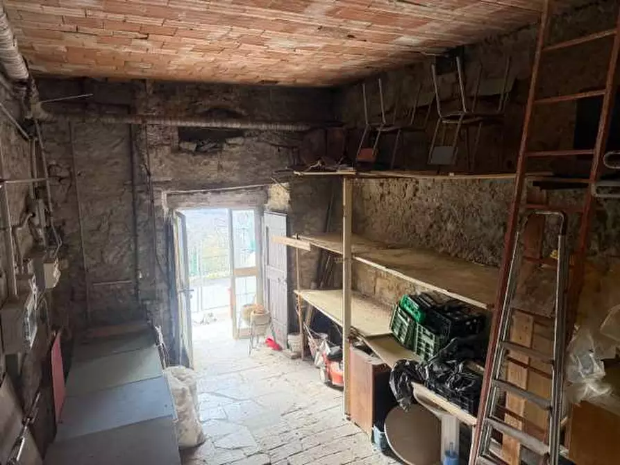 Immagine 24 di Stabile in vendita  in piazza roma a Tizzano Val Parma