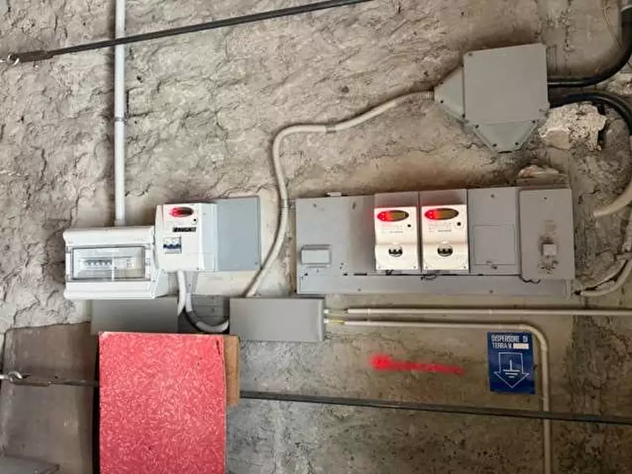 Immagine 25 di Stabile in vendita  in piazza roma a Tizzano Val Parma