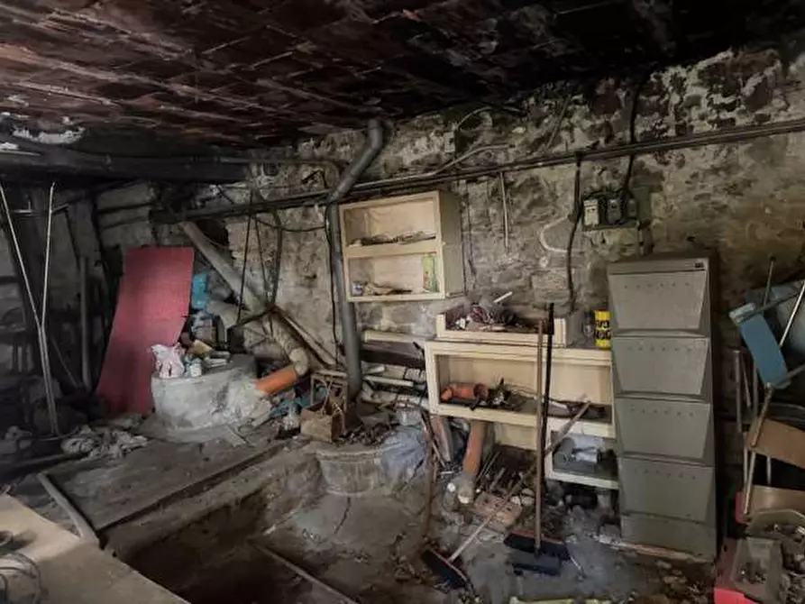 Immagine 26 di Stabile in vendita  in piazza roma a Tizzano Val Parma