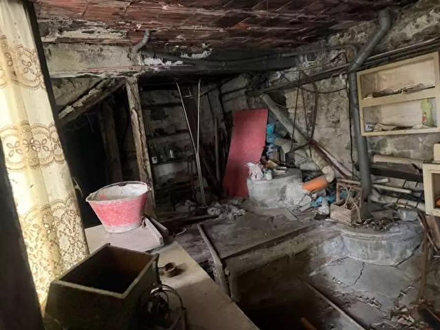 Immagine 27 di Stabile in vendita  in piazza roma a Tizzano Val Parma