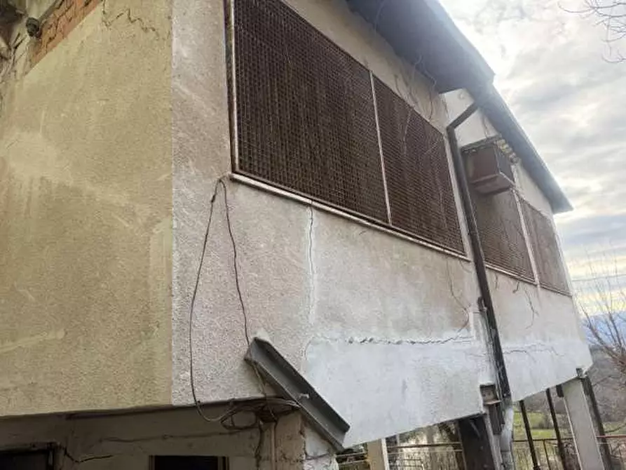 Immagine 29 di Stabile in vendita  in piazza roma a Tizzano Val Parma