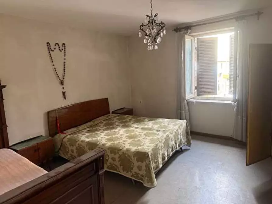 Immagine 30 di Stabile in vendita  in piazza roma a Tizzano Val Parma